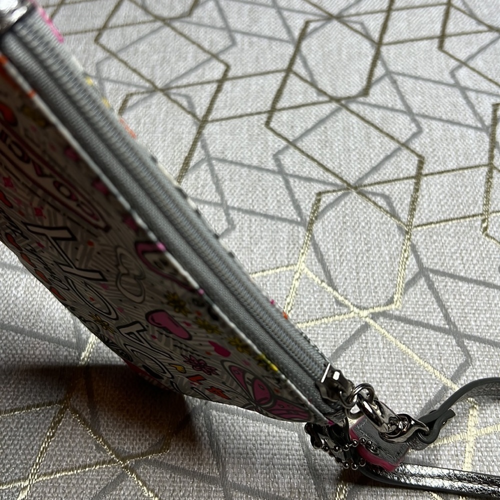 COACH Graffiti Wristlet w/Pink Hangtag - Picture 5 of 7